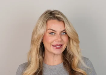 HOLLYWOOD SMILE